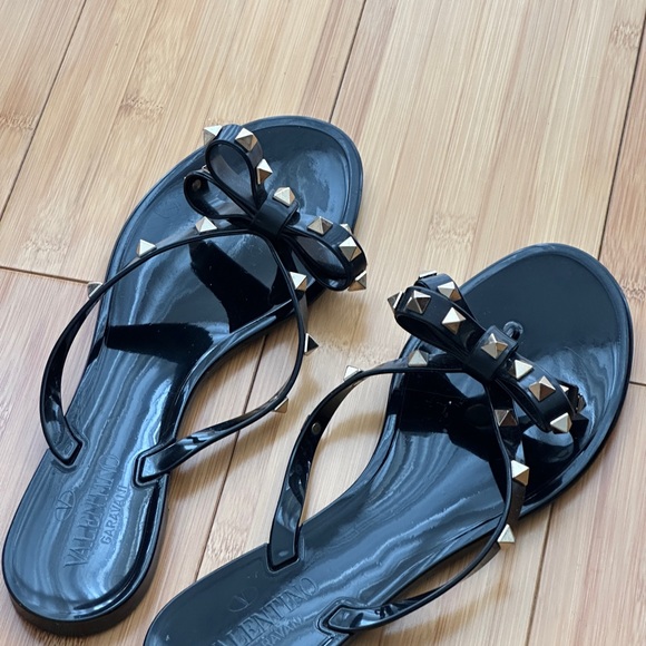 Valentino Garavani Rockstud Jelly Flip Flop - Black - Picture 4 of 5